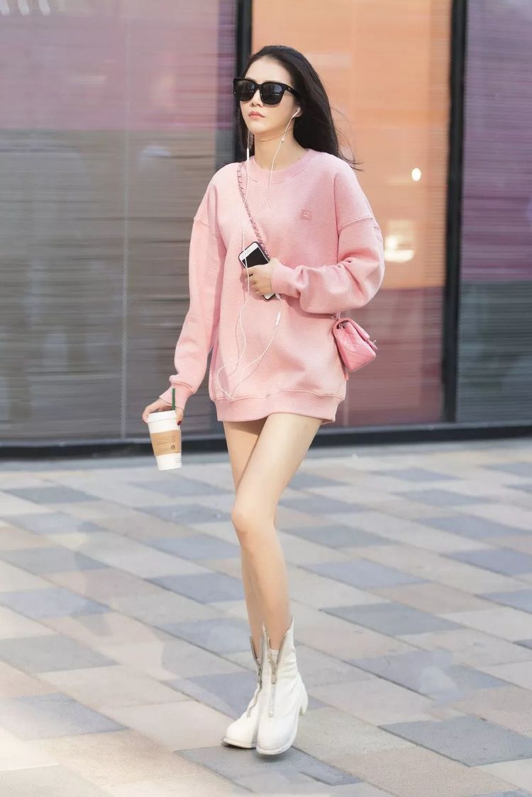  『美女』街拍美女：粉色卫衣搭配