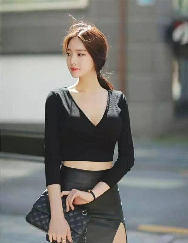 街拍小姐姐黑皮裙秀身材, 大长腿彰显魅力, 侧开叉不能再高了!