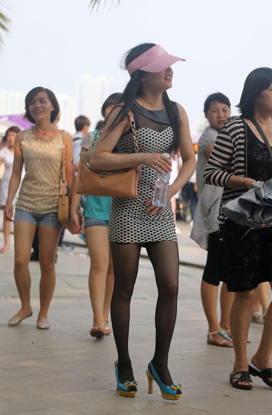 街拍:黑白相间包臀裙黑丝袜妹妹，穿出腰细臀翘好身材