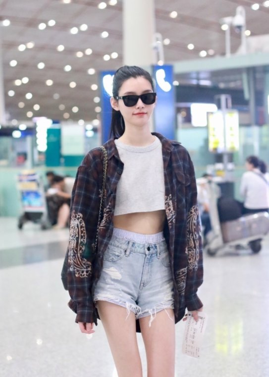 奚梦瑶白T配牛仔短裤现身机场，秀蛮腰长腿身材满分!