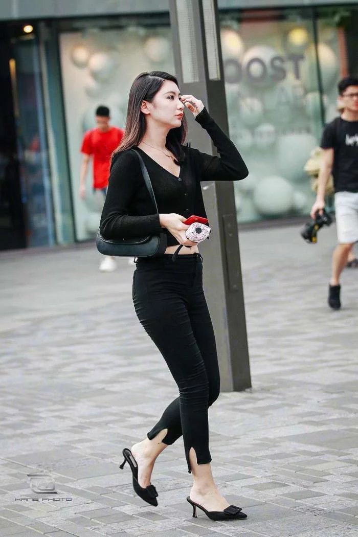 微胖的小姐姐黑色紧身裤，时尚的穿衣搭配，典雅高贵的气质让人羡