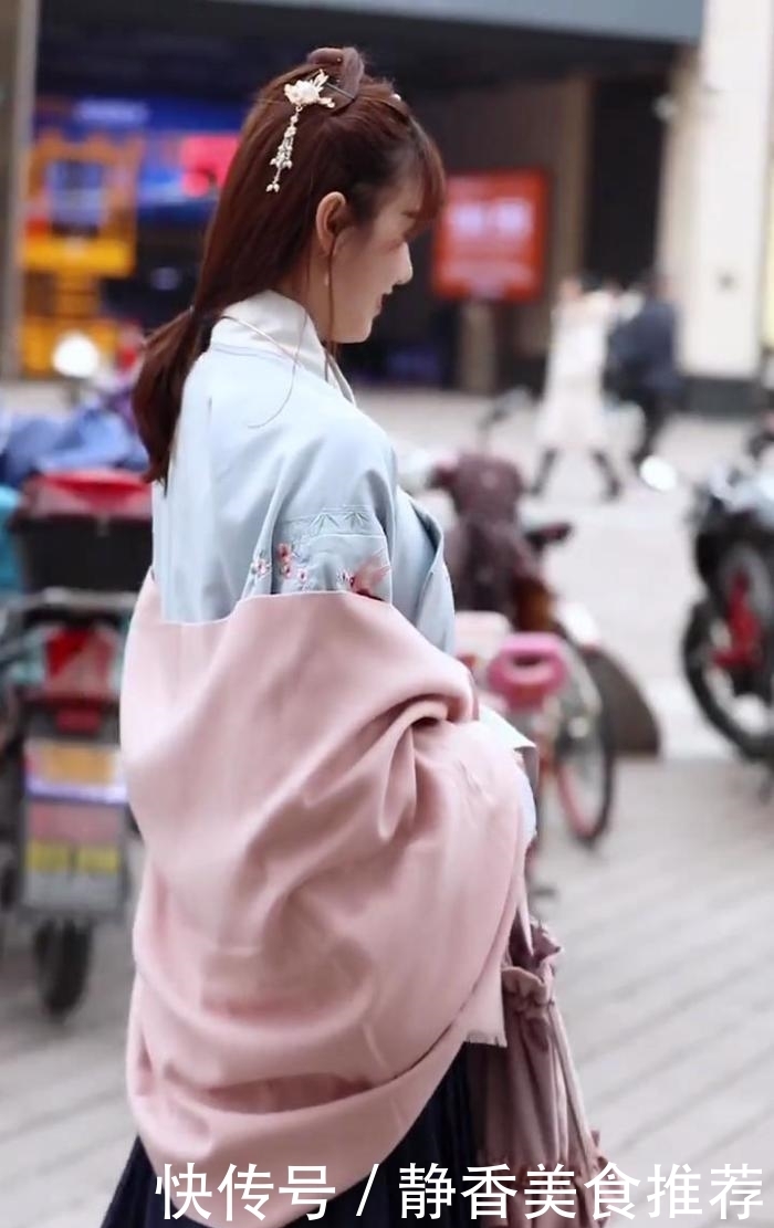 女人味|街拍:一身汉服打扮,清纯中带着几分女人味,绽放十足的魅力