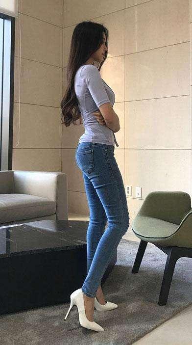 紧身裤穿上是不是特别有魅惑力呢？看上去线条感很强