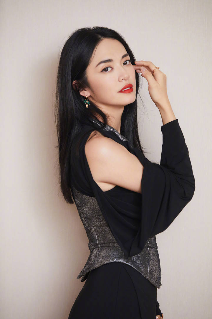 姚晨出席活动现场，一身黑色紧身裙装，香肩外露美出新高度！