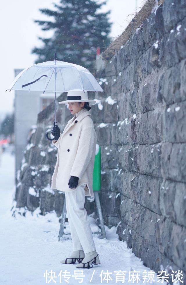  『气质』三木白雪中穿红大衣好惊艳，会穿搭的女人太有气质，优雅本人！