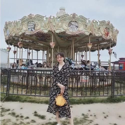  [碎花]碎花连衣裙怎么穿才时髦？学学这些潮流搭配，轻松摆脱土俗感
