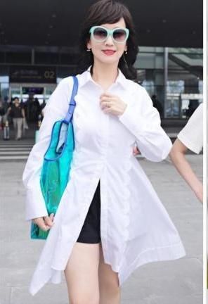 赵雅芝真敢穿！裙子中间开叉看到安全裤，网友：奶奶这样真的好吗