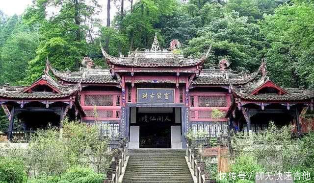 这个寺庙据说很神奇 有很多人来许愿还有许多人情愿来这里当和尚