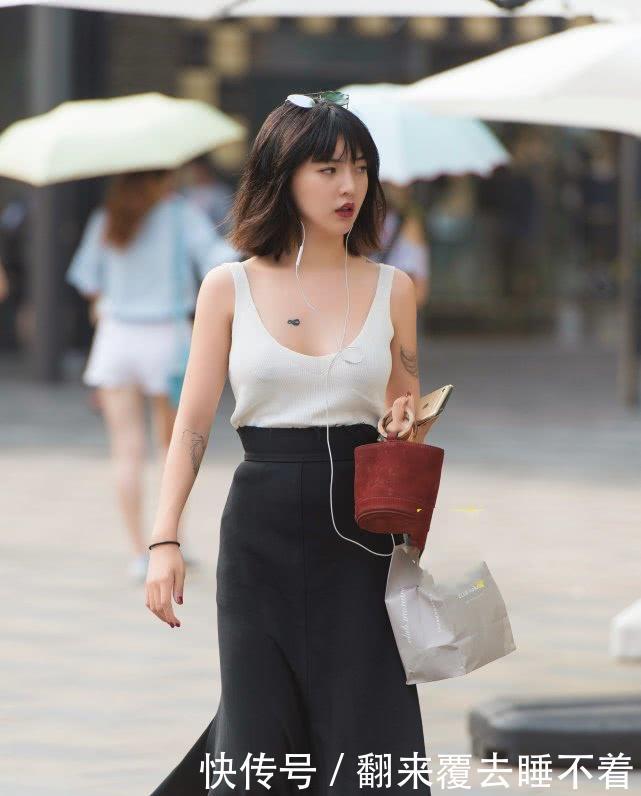  『个性』摄影穿搭尽显个性之美的小姐姐，身穿U领吊带，搭配长裙