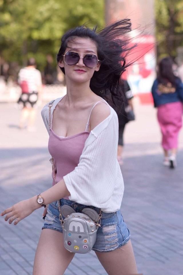 蓝色牛仔热裤搭配粉色吊带的风情