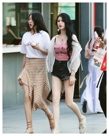 街拍：图1超短热裤，图2优雅长裙，都比不过图4的紧身打底裤！