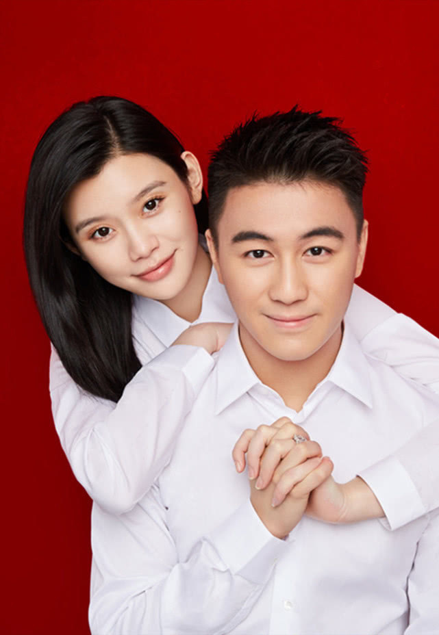 出纤细■当爸后何猷君还是老样子，奚梦瑶却变了，有种“整容”叫新婚半年
