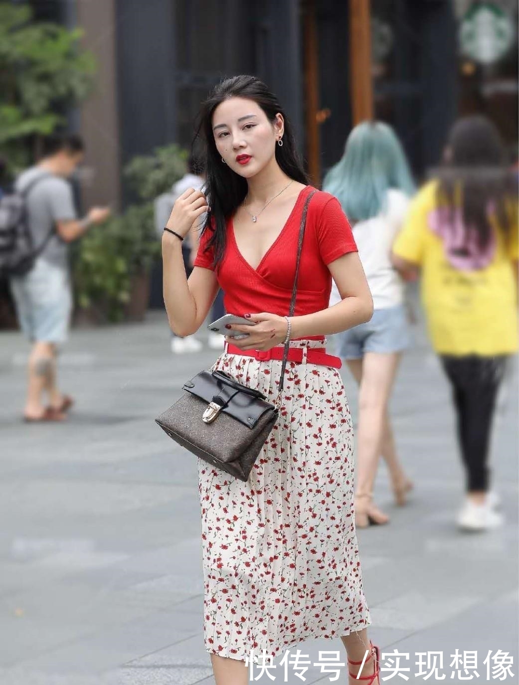 印花|春季轻熟风的穿搭,红色V领T恤+印花半身裙,显气质不会觉得稚气