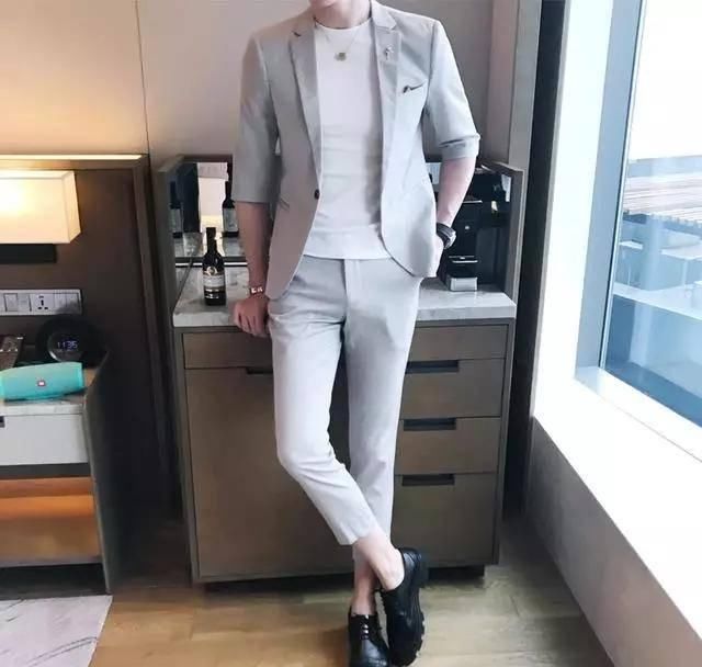  夏季：夏季韩版修身半袖西服套装搭配，助力男士品味一夏