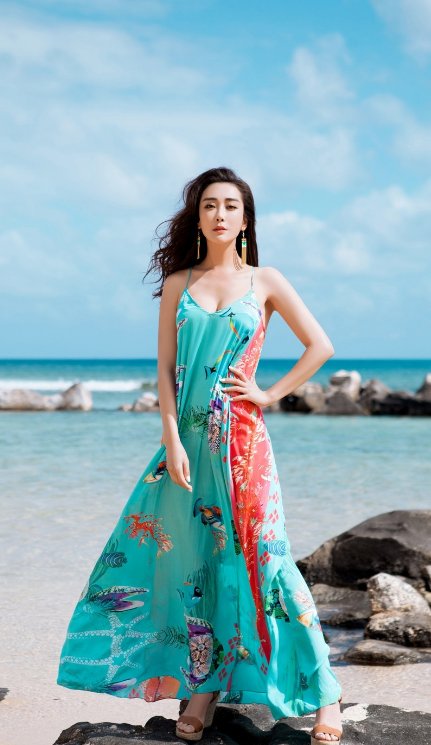 海边游玩!杜若溪一袭印花长裙，清新甜美，像娇花羞月
