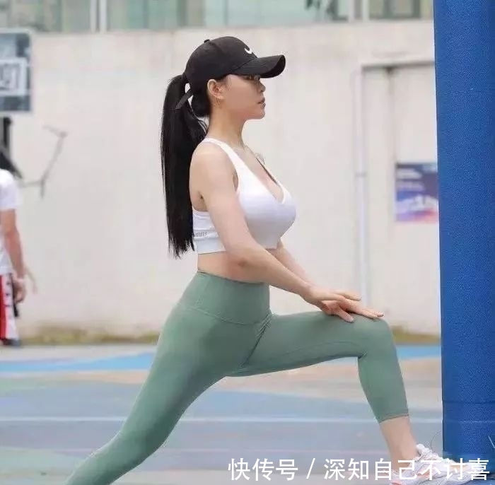  「美女」街拍：运动感十足的美女，时尚起来就是与众不同！