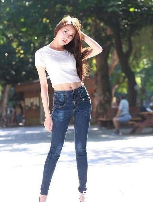 # 美女#美丽的身姿特别养眼!,颜值很高的牛仔裤美女