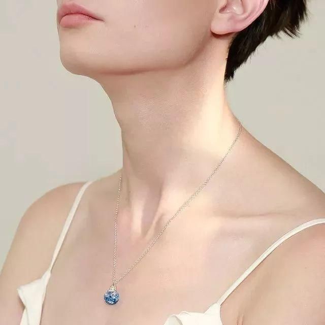 晶莹剔透的水晶球戴身上,真是又美又仙