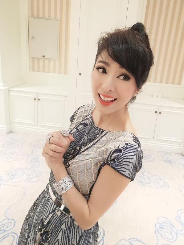 米雪真过分！只穿一件镂空针织衫现身，网友：她真的63岁了吗？