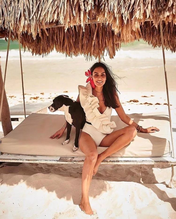 高级的泳衣，一定是纯色的!