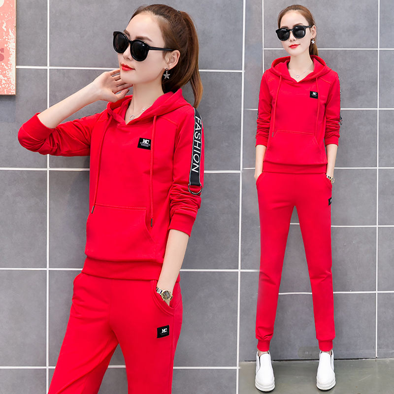 中秋没一件像样的衣服怎么行?这款初秋新款“金丝绒”，减龄拉风