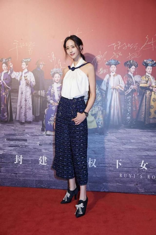 张钧甯亮相某活动现场秀美背撩发迷人，穿衣打扮又秀出新高度