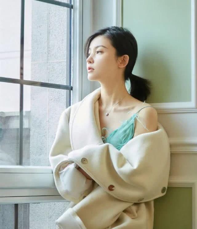 「佩戴」聪明女人选项链都爱袖珍款,戴上不显脖子短,时髦高级有气质