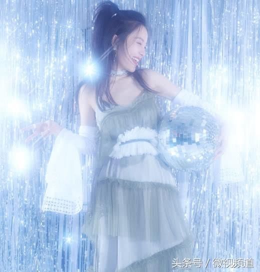 李小璐精致妆容深v出镜，穿搭薄纱连衣裙，事业线小蛮腰一览无余