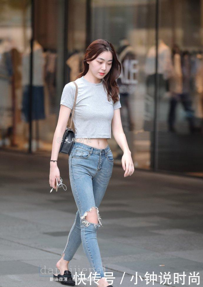 漂流时尚小姐姐穿牛仔裤逛街，不知道吸引了多少路人!