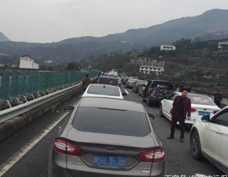 高速上造成堵车的3大“原因”找到了，可惜交警也没有好办法！