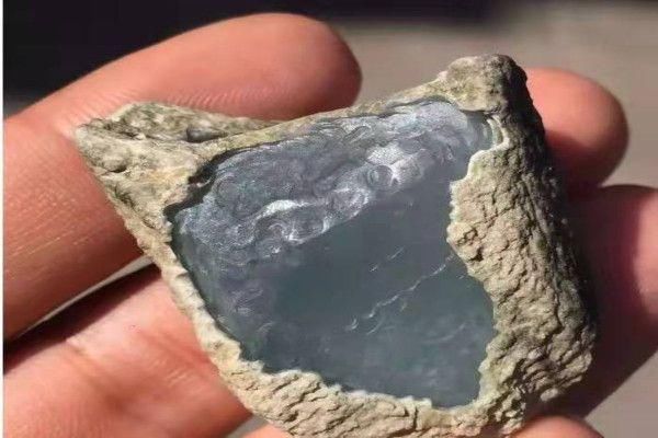 缅甸8000块买回来的原石，竟切出高冰种，货主自己都懵了！