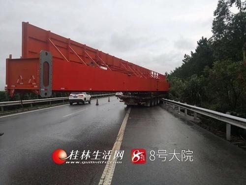 【拖车】高速上一大型拖车撞上护栏冲出路面 车头90度转向物品挡路