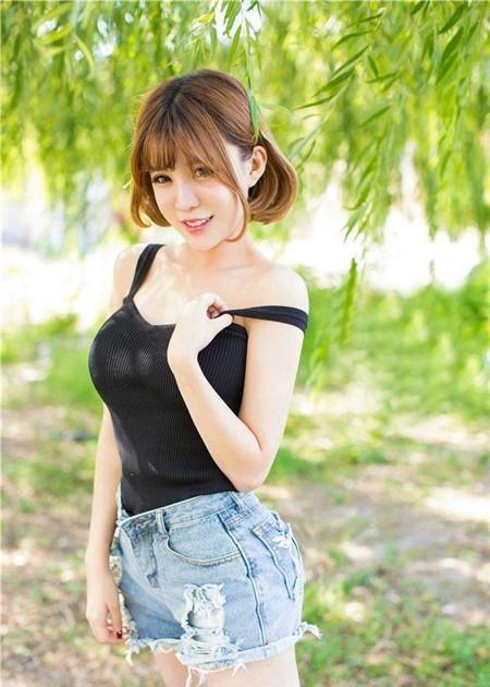 紧身牛仔裤简约甜美,小姐姐随意搭配就很洋气,迷人的身姿惹人醉