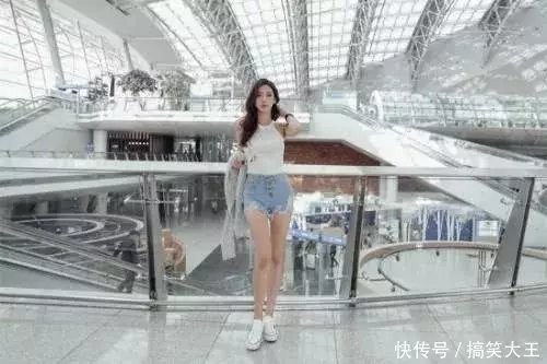 时尚街拍,气质出众的小姐姐, 曲线苗条给男人无尽的诱惑