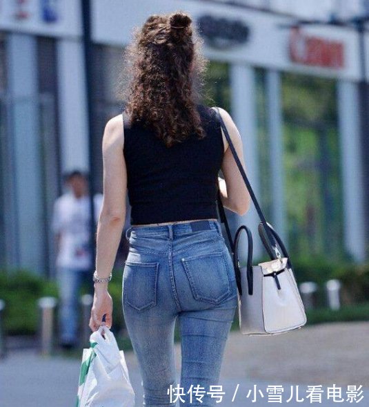 路人街拍牛仔裤简单时尚，让女性身体曲线更加明艳动人