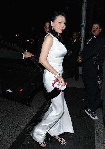 刘嘉玲穿衣越来越大胆了! 露肩长裙一片哗然, 保镖们的眼神亮了!