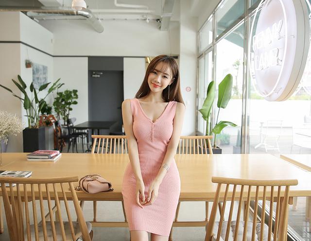 路人街拍：短裙穿出气质美, 曼妙的身姿完美诠释时尚魅力