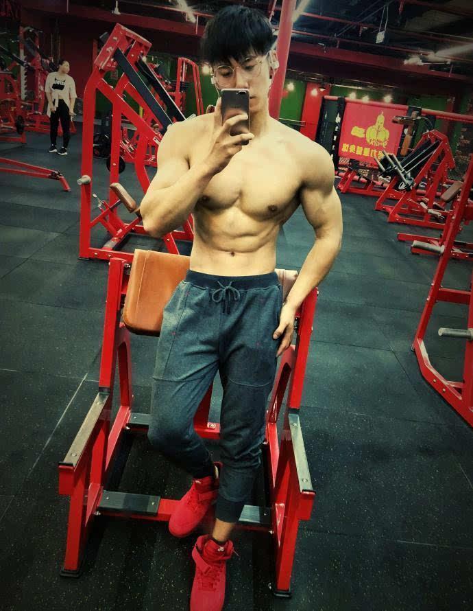 爱健身的大长腿，拥有一张明星脸，胸肌腹肌人鱼线全都有