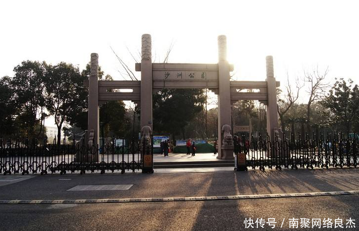 该城市比深圳还要富裕，干净程度赶上日本，却依旧是一个小县城