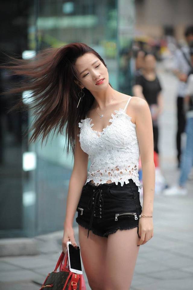 街拍:火辣大胆的美女小姐姐,飘逸的秀发,让人怦然心动