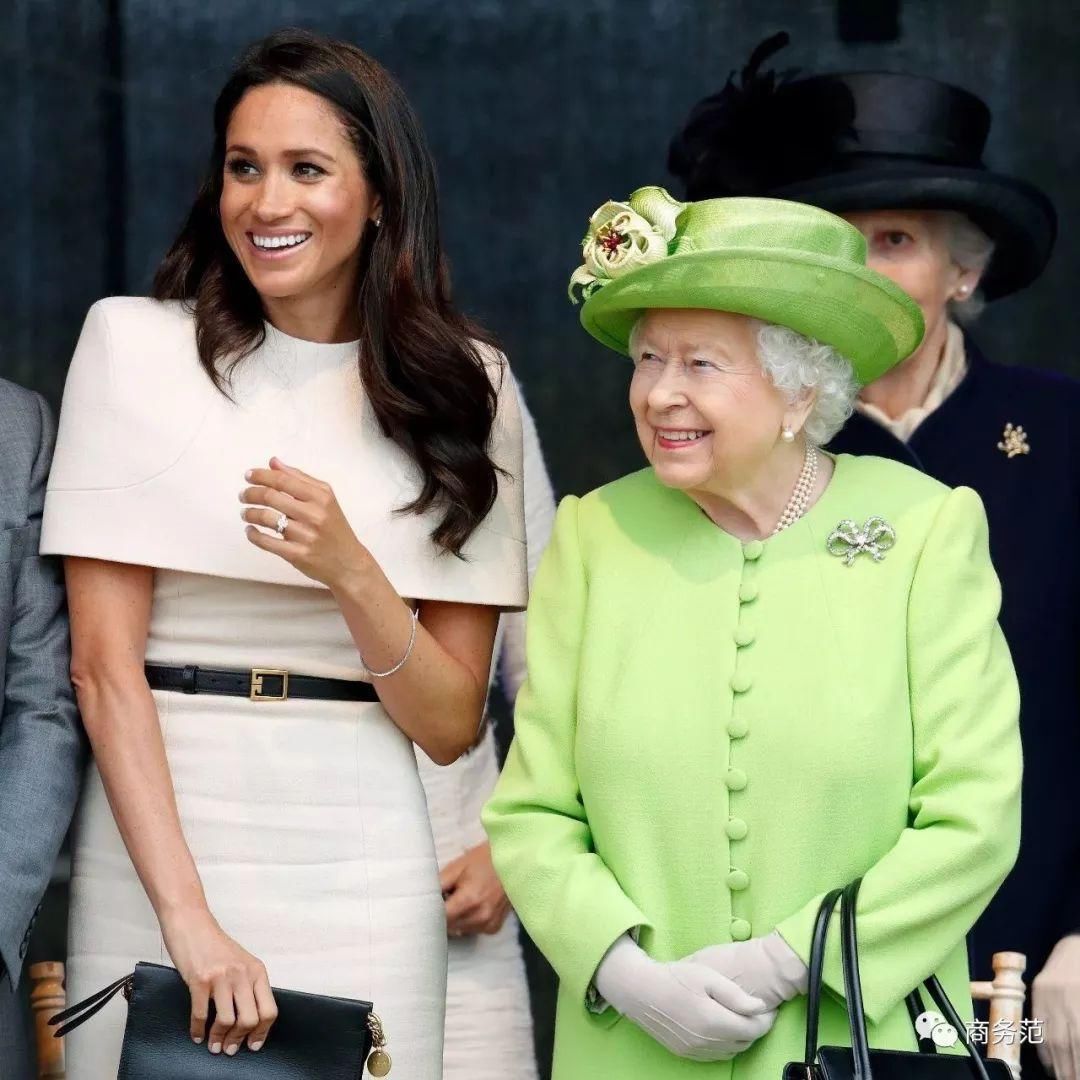 梅根花600万买衣服，坐姿被网友吐槽不合格，王妃太难当