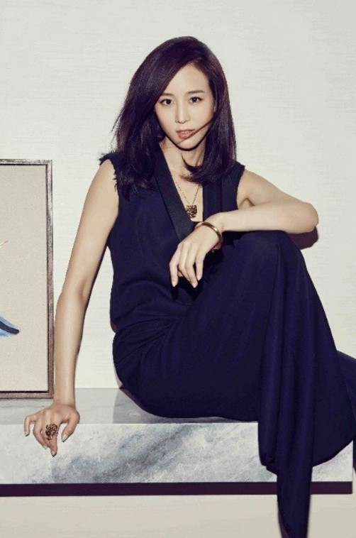 张钧甯穿绿裙现身机场，这纤瘦的大长腿啊，看了小心脏受不了！