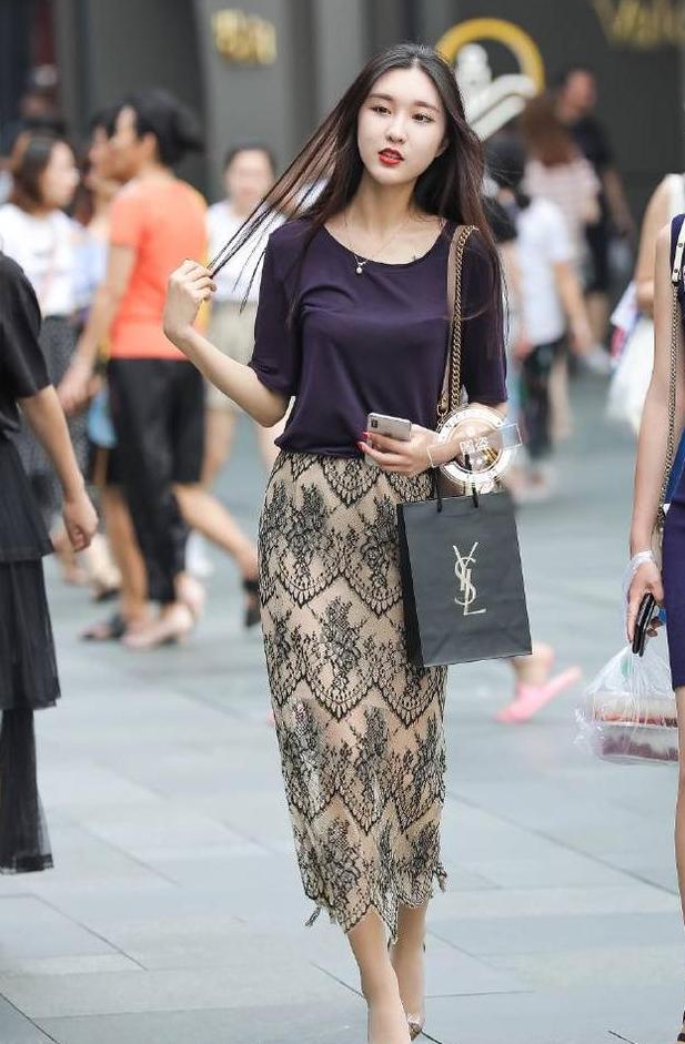 街拍：小姐姐薄纱长裙，肉丝袜马上GET什么叫大长腿