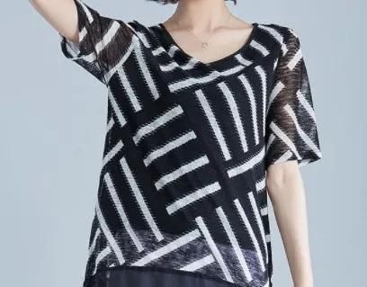  迷人■女人过了50岁,少穿妈妈装,多穿这样的打底小衫,知性迷人