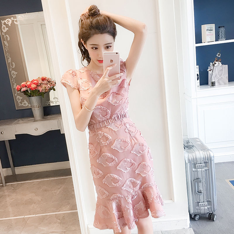 单身女人真大胆!不用安全裤直接穿短裙，不过真的很性感