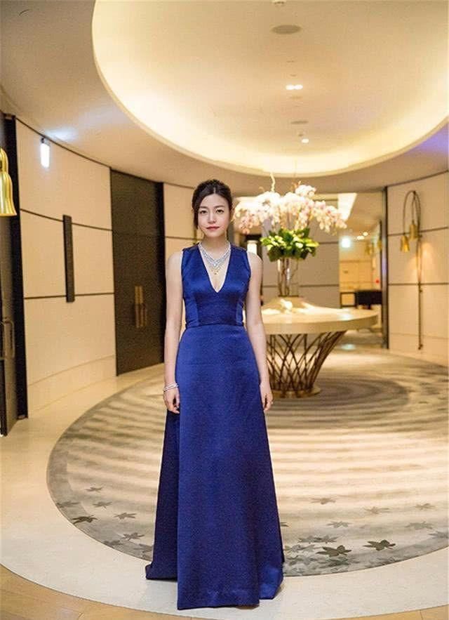 陈妍希是不知道自己胖吗?穿上这裙子腰部的赘肉都要溢出屏幕了!