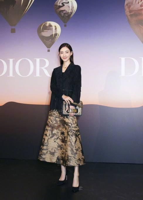 王丽坤真敢穿! 卫衣下面直接是腿袜, 网友: 林更新赚大发了!