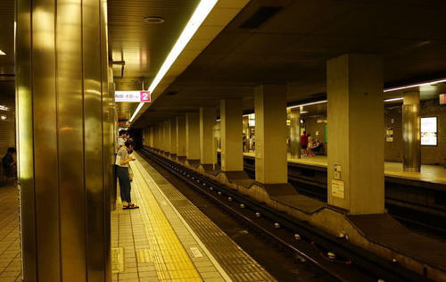 英国游客：日本地铁很安静，那中国地铁呢？英国游客两字总结