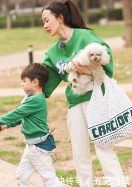 霍思燕穿卫衣，直接把这位只有20岁新生女星比下去 网友：嫩炸