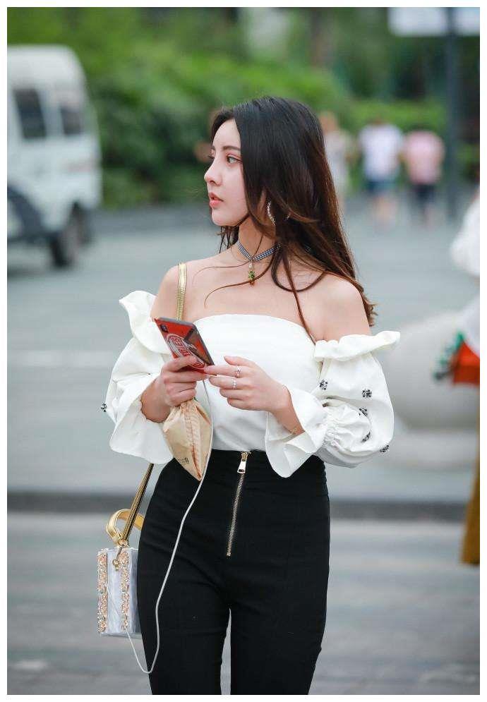 街拍：精致美丽显身材的小姐姐，外表上清凉的装扮养眼又显瘦！